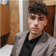 Studente formatosi al liceo artistico, specializzato in ragazzi con DSA in materie come italiano e grammatica italiana
